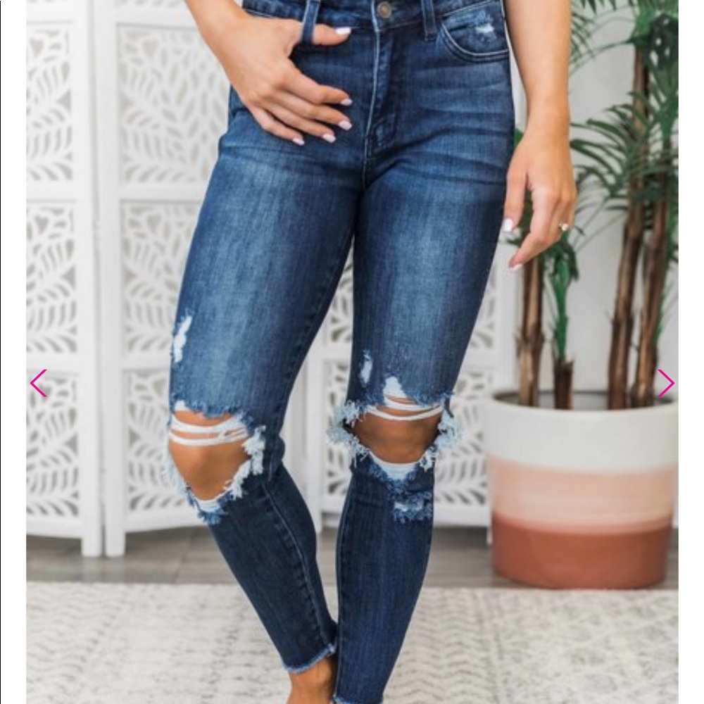 Pink Lily distressed blue jeans size 29